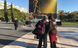 Des fans de Johnny Halliday se recueillent, jeudi à Nice.