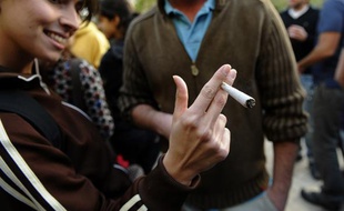 Des étudiants israëliens fument du cannabis lors d'un concours en mars 2010.