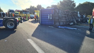 Le camion a traversé le terre-plein central