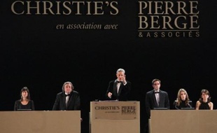La vente de la collection rassemblée pendant 50 ans par Yves Saint Laurent et Pierre Bergé est devenue, dès le premier soir d'enchères lundi soir, la plus importante dispersion d'une collection privée au monde, avec plusieurs records à la clé pour des artistes modernes.
