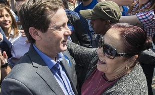 Le travailliste Isaac Herzog en campagne le 13 mars 2015 à Ashdod