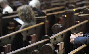 Illustration: Des fidèles dans une église catholique.