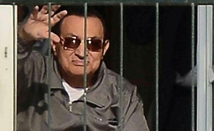 L'ex-président egyptien Hosni Moubarak au balcon de sa chambre à l'hôpital militaire du Caire le 29 novembre 2014