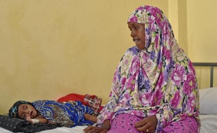 Baarlin Hassan Nuur veille sur son fils Zakaria âgé de 7 mois qui souffre de malnutrition, dans un centre de soins à Mogadiscio le 25 mars 2015