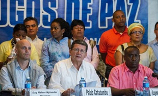 Pourparlers de paix entre les Farc et le gouvernement colombien à la Havane, le 18 décembre 2014, avec au centre le commandant des Farc Pablo Catatumbo