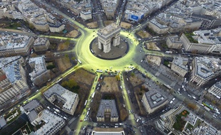 Greenpeace a repeint la place de l'Etoile à Paris, le 10 décembre 2015