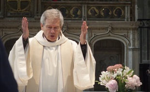 Daniel Duigou est un des rares prêtres à fonctionner avec une équipe pastorale pour prendre des décisions: sa paroisse défend Macron (Illustration).
