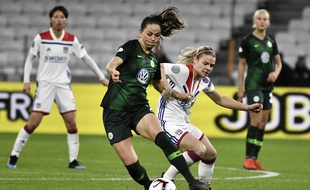Ici à la lutte avec Sara Bjork Gunnarsdottir, Eugénie Le Sommer a bien lancé ce choc contre Wolfsburg en ouvrant le score mercredi. JEFF PACHOUD
