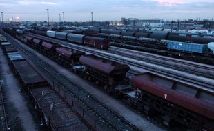 Des riverains ont manifesté samedi contre la présence dans la gare de triage de Drancy, au nord de Paris, de wagons contenant des matières dangereuses et protesté contre le gel des constructions dans le périmètre, a constaté l'AFP.