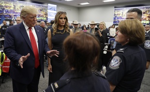 Donald Trump a rendu visite aux secours qui sont intervenus sur la tuerie d'El Paso, le 7 août 2019.
