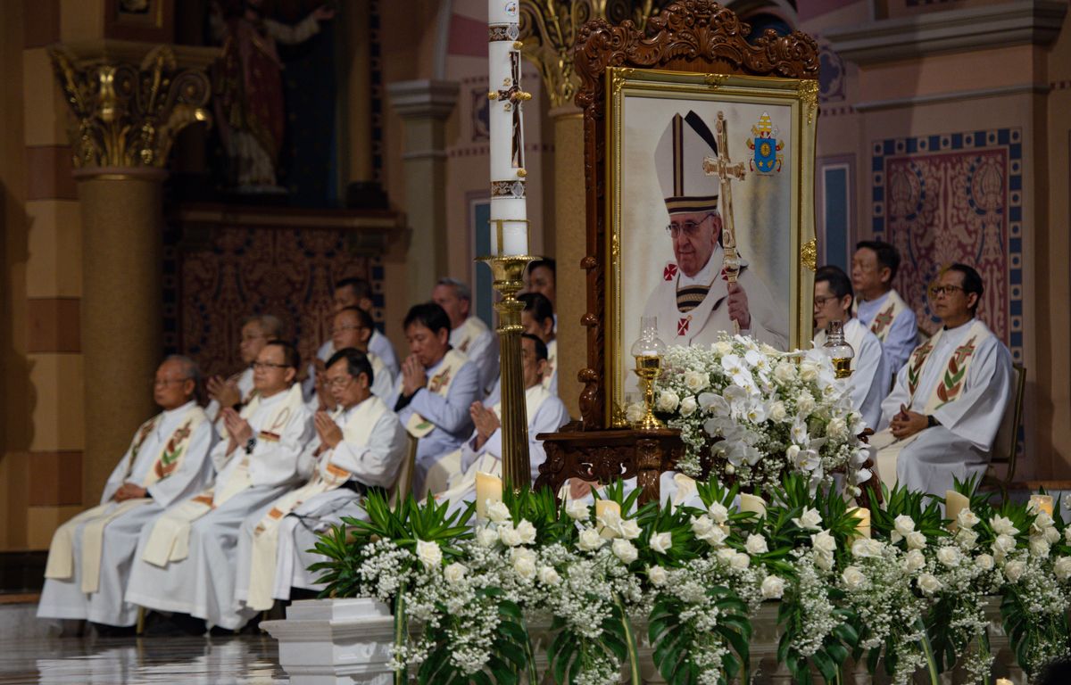 EN DIRECT Mort du pape François : La dépouille du souverain pontife va être exposée à Saint-Pierre pour l'hommage des fidèles...