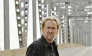 Mister Cage, toujours mal coiffé.