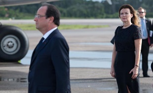 François Hollande et Valérie Trierweiler à l'aéroport de Cayenne, en Guyane, le 13 décembre 2013.