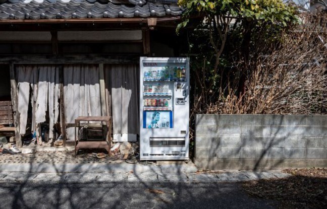 Un magasin et son distributeur de sucreries abandonnés à Okuma, dans la préfecture de Fukushima, le 27 février dernier.