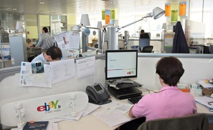 Des salariés d'Ebay travaillent à Paris, le 1er juillet 2008.