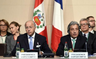 Le ministre des Affaires étrangères Laurent Fabius et le ministre de l'Environnement péruvien Manuel Pulgar Vidal lors de consultations informelles sur la COP21, le 6 septembre 2015 à Paris
