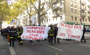 Lyon, le 6 novembre 2017. Manifestation des pompiers du Rhône à l'appel de Sud Sdis pour dénoncer la recrudescence des incivilités et des agressions à leur encontre.