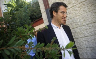 Le président conservateur de la Galice, région du nord-ouest de l'Espagne, et l'une des étoiles montantes du Parti populaire au pouvoir à Madrid, s'est défendu lundi après la publication de photos anciennes le montrant en compagnie d'un trafiquant de drogue.