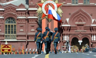 Des soldats russes de la garde d'honneur défilent sur la Place Rouge à Moscou pour le 70e anniversaire de la victoire de l'URSS sur l'Allemagne nazie, le 9 mai 2015