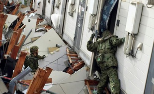 Des soldats cherchent parmi les décombres des survivants à Minami-Aso, le 17 avril 2016 après la série de séismes