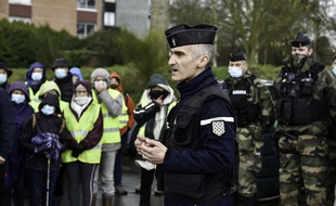 Le colonel Sébastien Jaudon s'adresse à la population avant une opération de recherche sur la commune de Montfort-sur-Meu près de Rennes, où Magali Blandin a disparu.