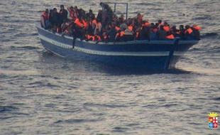 Un bateau de migrants secouru le 17 mars 2014 au large de Lampedusa par la Marine italienne
