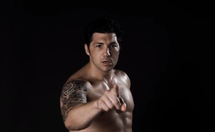 L'ex-All Black Byron Kelleher donne de sa personne pour le Haka Challenge.