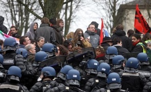 Comme son préfet, le directeur de la police du département de la Manche a été muté après une manifestation hostile au président français Nicolas Sarkozy à Saint-Lô le 12 janvier, une décision qualifiée de "fait du prince" jusque dans son camp.