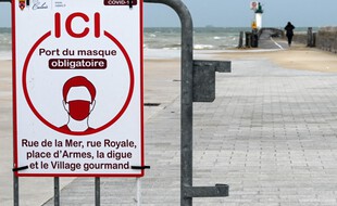 Un panneau indiquant l'obligation du port du masque sur le front de mer à Calais. (archives)