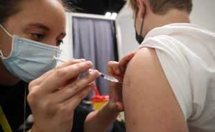Une personne se fait vacciner contre le Covid-19 (illustration).