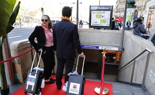 Des militants d'Oxfam ont organisé lundi 27 mars 2017 un happening à la station de RER Luxembourg. Une méthode humoristique pour dénoncer l'optimisation fiscale pratiquée par les banques dans le Grand Duché.