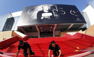 Installation du tapis rouge pour le coup d'envoi du 65e festival de Cannes, le 16 mai 2012.