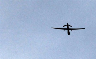 Un avion sans pilote américain a été abattu par des talibans samedi dans une zone tribale du nord-ouest du Pakistan, bordant l'Afghanistan, ont annoncé des responsables locaux.