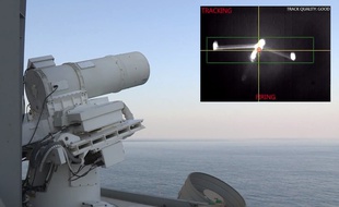 Le Laser Weapon System de l'U.S. Navy, testé dans le Golfe à bord de l'USS Ponce.