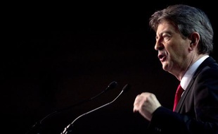 Le candidat du Front de gauche à l'Elysée Jean-Luc Mélenchon a estimé lundi soir que la droite faisait peser une "grande menace" sur l'école en l'organisant "comme un marché", et réclamé l'abrogation de la loi LRU sur l'autonomie des universités, lors de la présentation de ses voeux au monde éducatif.
