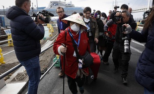 Une passagère du Diamond Princess retrouve la terre ferme au Japon après 14 jours de quarantaine, le 19 février 2020.