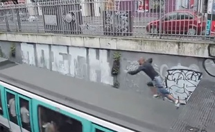Mister Puma au moment de s'élancer sur le toit d'une métro à Paris, en juillet 20014.