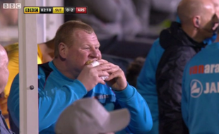 Wayne Shaw déguste une bonne tourte en plein match de Cup.