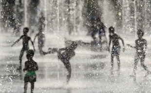 Des enfants se rafraichissent à Nice, le 26 juin 2019.