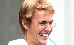 Le chanteur Justin Bieber, heureux