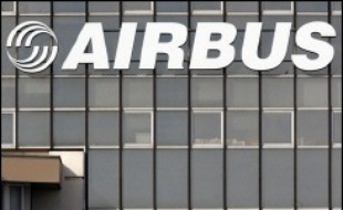 Le candidat de l'UDF à la présidentielle, François Bayrou, et celui de l'UMP, Nicolas Sarkozy, doivent rencontrer lundi à Toulouse des représentants des salariés d'Airbus, tandis que la candidate socialiste, Ségolène Royal, se rend à Berlin où elle abordera le dossier.
