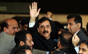La Cour suprême du Pakistan a ordonné mardi la destitution du Premier ministre Yousuf Raza Gilani, condamné pour avoir refusé de rouvrir des poursuites pour corruption contre le président Asif Ali Zardari, un verdict qui affaiblit ce dernier et pourrait entraîner des élections anticipées.