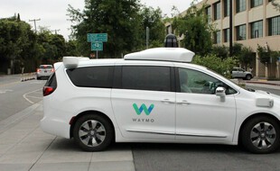 Un taxi autonome bloqué en pleine circulation