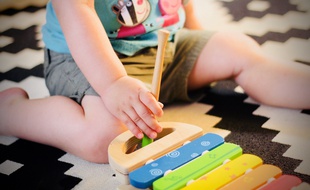 Illustration d'un enfant avec un clavier de musique