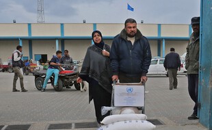 Un Palestinien récupérant un colis humanitaire à Gaza, le 20 décembre 2018. (Illustration)