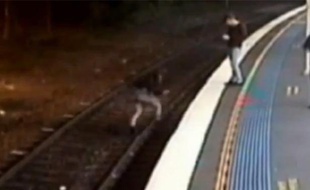 Capture d'écran d'une vidéo 7 News Sydney reprenant des images d'une caméra de vidéosurveillance à la gare australienne de Springwood.