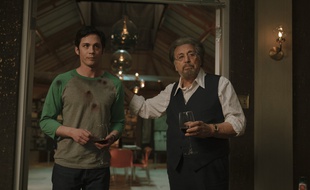 Logan Lerman et Al Pacino dans la série « Hunters ».