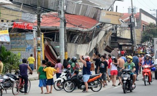 Un puissant séisme a secoué mardi trois îles prisées des touristes au centre des Philippines, dans la région de Cebu, tuant au moins 93 personnes et semant la panique dans la population.