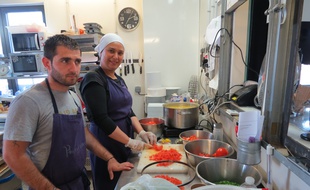 Faaeq et Haasna (de gauche à droite) s'activent dans les cuisines des Cuistots migrateurs.