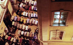 La communauté musulmane de Marseille prie pendant le ramadan.